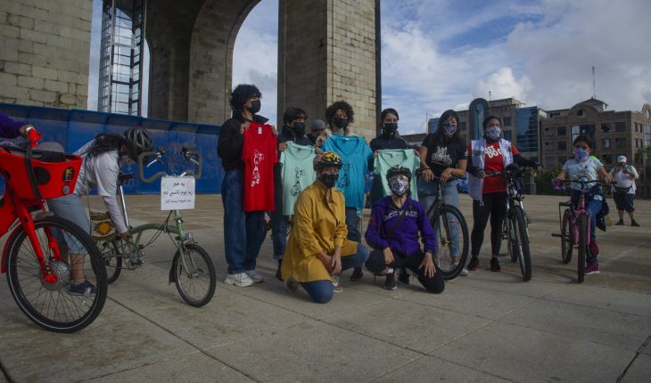Mujeres afganas refugiadas salen a rodar en paseo ciclista de Reforma