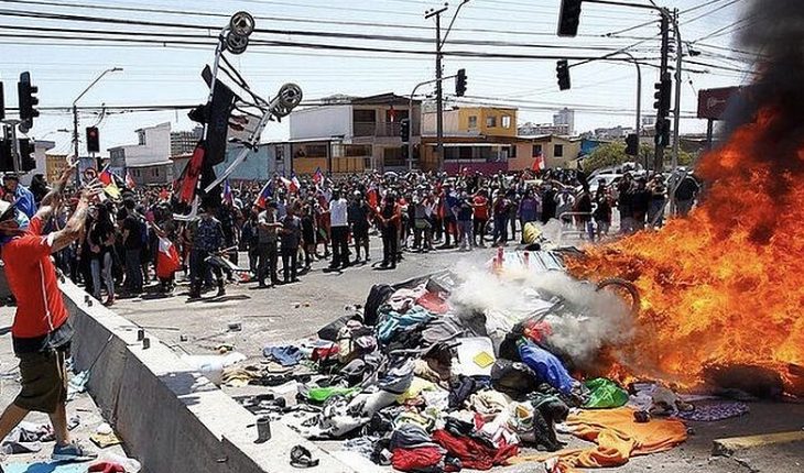 ONU califica como una “inadmisible humillación” el ataque y quema de pertenencias de migrantes en Iquique
