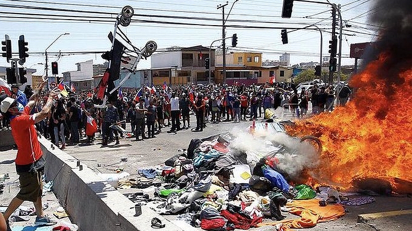 ONU califica como una "inadmisible humillación" el ataque y quema de pertenencias de migrantes en Iquique
