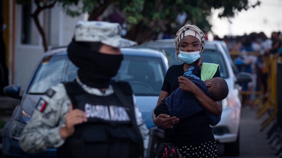 Policías de Chiapas encierran a familias haitianas y las entregan al INM