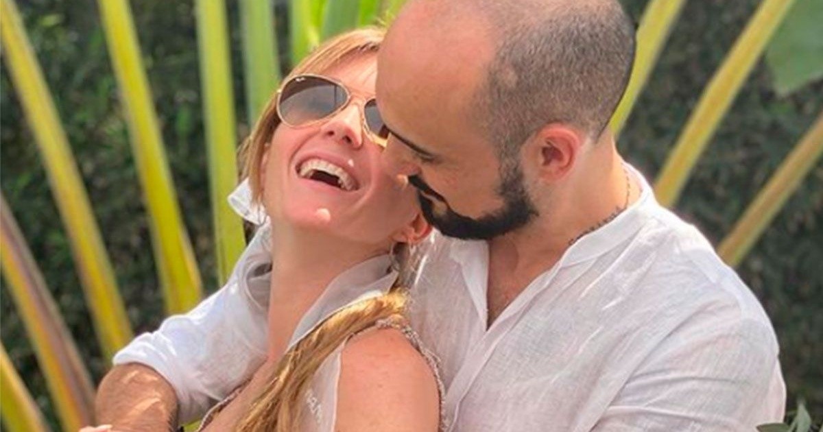 Se casaron Abel Pintos y Mora Calabrese tras ocho años de relación