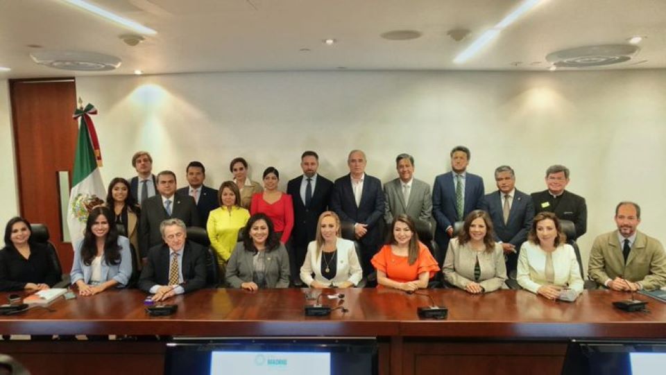 Senadores del PAN firma alianza con ultraderecha española contra el ‘avance del comunismo’