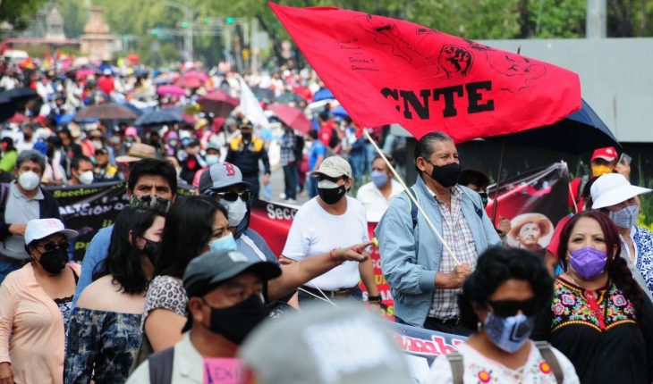 Trabajadores de la CNTE protestan en Michoacán por pagos atrasados