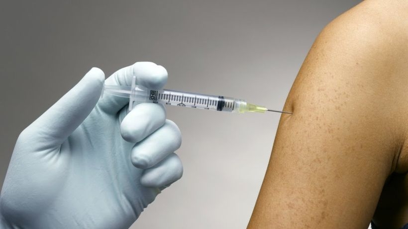 Vacunación anticovid a menores de 12 años partiría después de Fiestas Patrias en los colegios y "deben contar con autorización"