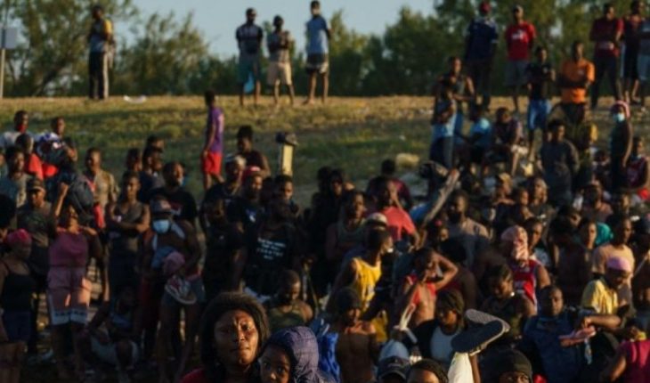 translated from Spanish: 4,000 Haitian migrants expelled from Texas, USA