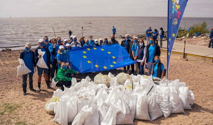 translated from Spanish: A group of European ambassadors met to clean up the river’s coastline