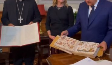 translated from Spanish: AMLO receives similes of codices and maps sent by the Pope