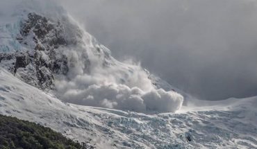 translated from Spanish: An avalanche on a glacier in Patagonia surprised a group of tourists