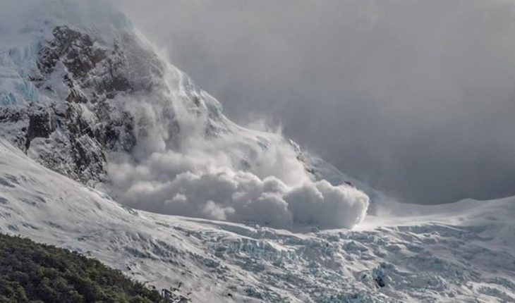 translated from Spanish: An avalanche on a glacier in Patagonia surprised a group of tourists