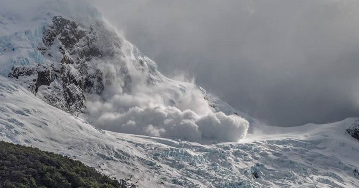 An avalanche on a glacier in Patagonia surprised a group of tourists