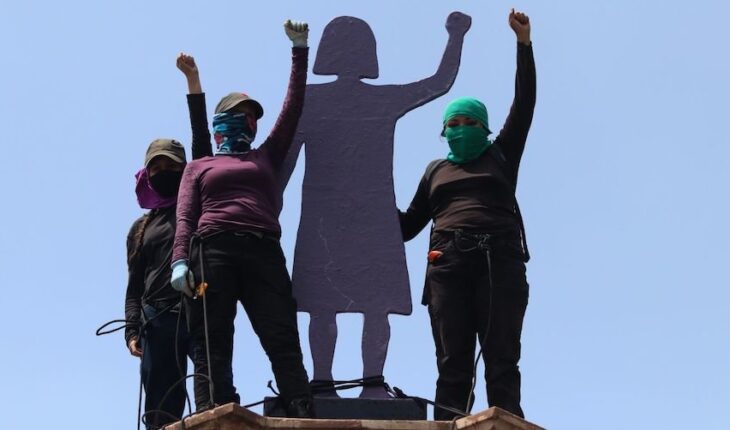 translated from Spanish: CDMX government will withdraw anti-monument placed by women, warns Sheinbaum
