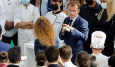translated from Spanish: Macron throws an egg during a gastronomy show in Lyon
