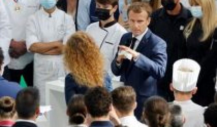 translated from Spanish: Macron throws an egg during a gastronomy show in Lyon