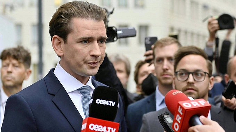 Canciller de Austria renuncia tras ser implicado en caso de corrupción