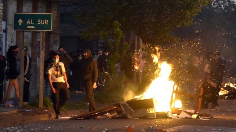 Dos fallecidos y 450 detenidos tras disturbios en aniversario del 18-O: Gobierno culpa a Boric y Provoste y al convencional Atria