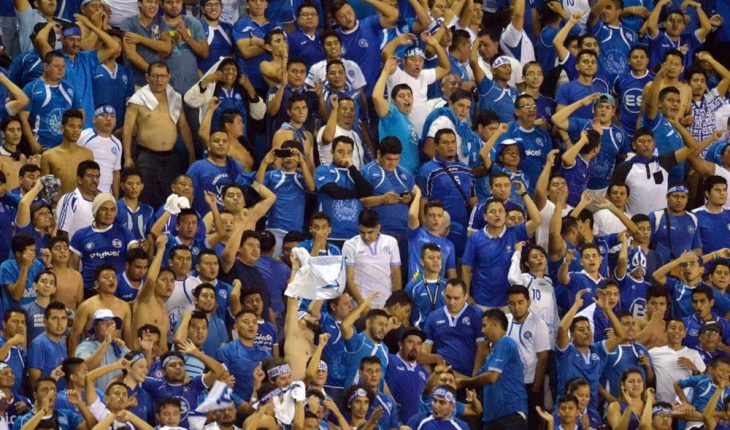 El Salvador fans do everything they can to make Mexico uncomfortable