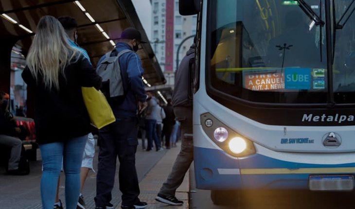 Eliminan las restricciones a la cantidad de pasajeros en el transporte público