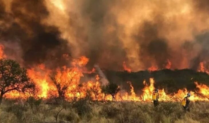 Incendios forestales arrasan miles de hectáreas en el centro de Argentina