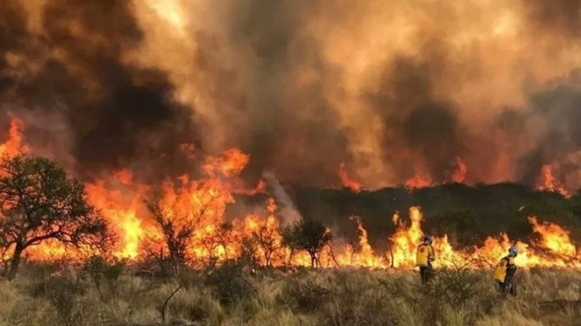 Incendios forestales arrasan miles de hectáreas en el centro de Argentina