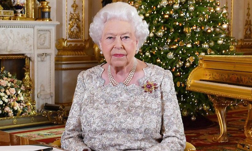 La Reina Isabel II usó un bastón por primera vez en un acto público