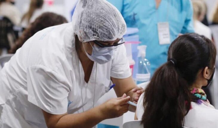 La mitad de la población argentina completó esquemas de vacunación contra el coronavirus