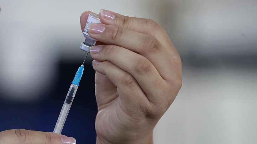 Pfizer dice que la tercera dosis de su vacuna ofrece una protección del 95,6%