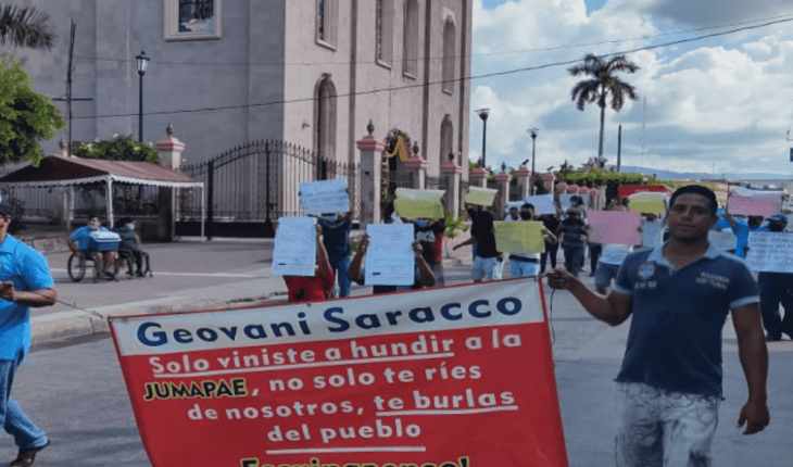 Sindicalizados de Jumapae bloquean calles en Escuinapa
