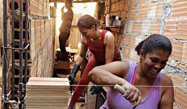 Son arquitectas y enseñan a mujeres a construir sus propias casas: conocé su historia