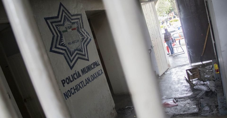 Vinculan a proceso a exmandos policiales por operativo de Nochixtlán