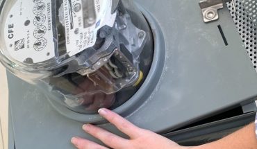 Young man starts CFE meter to take it to fix