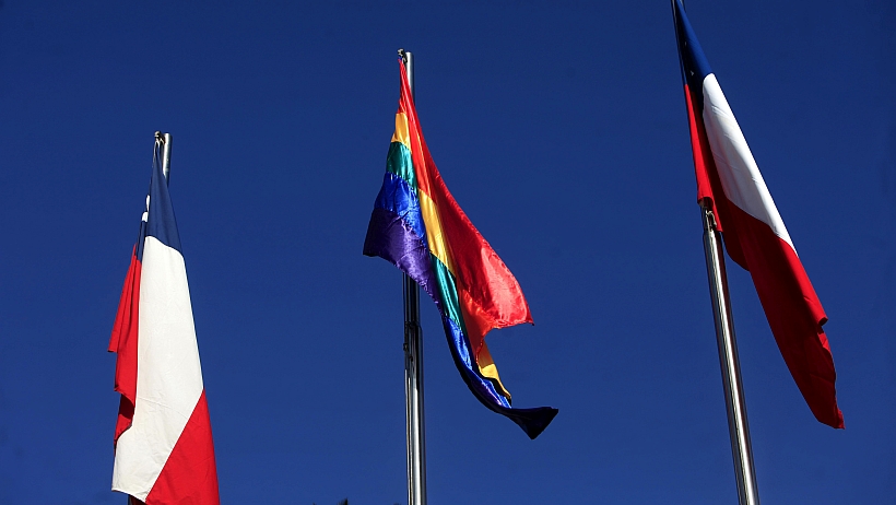 Al menos 14 municipios y 8 embajadas desplegarán en sus frontis la bandera LGBTIQA+