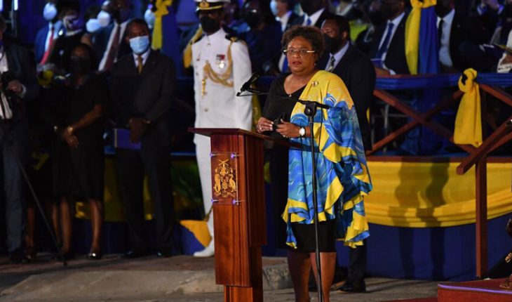 Barbados replaces Elizabeth II as head of state and becomes a republic