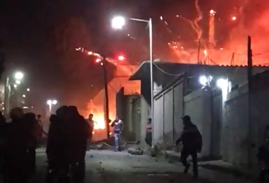 Bomberos sofocan incendio por explosión en domicilio de Tultepec