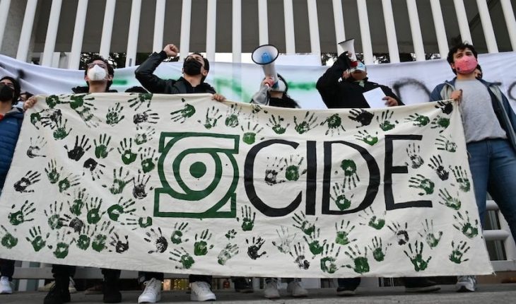 Desaira Álvarez-Buylla dialogue at CIDE; teachers and students will march