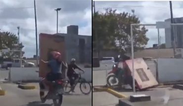 Compraron un televisor gigante, lo quisieron transportar en moto y el viaje se volvió viral