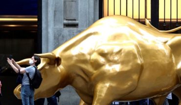 Controversial Wall Street-style golden bull removed mounted in Sao Paulo