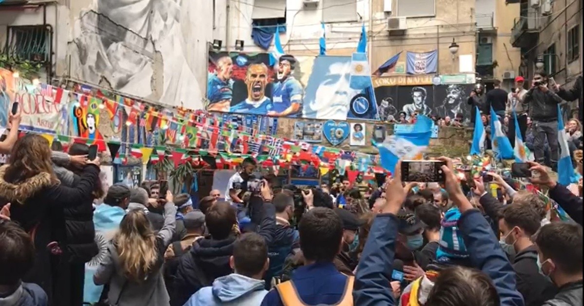 Desde adentro: el homenaje en las calles de Nápoles a Diego Maradona