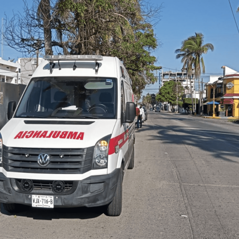 Dos autos protagonizan choque en avenida de Mazatlán