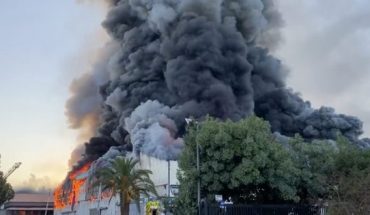 Gigantesco incendio consume fábrica en Quilicura — Rock&Pop