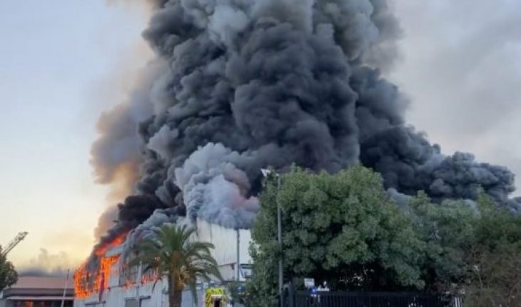 Gigantesco incendio consume fábrica en Quilicura — Rock&Pop