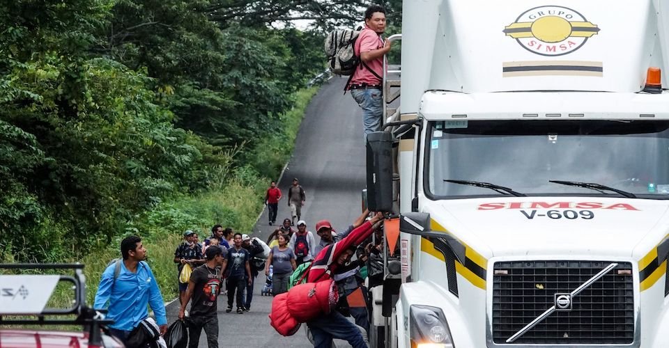Gobiernos defiende retenes contra caravana migrante en Oaxaca