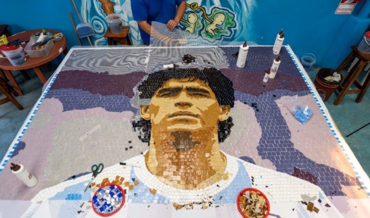 Inauguraron un mural de Diego Maradona hecho con puramente con venecitas