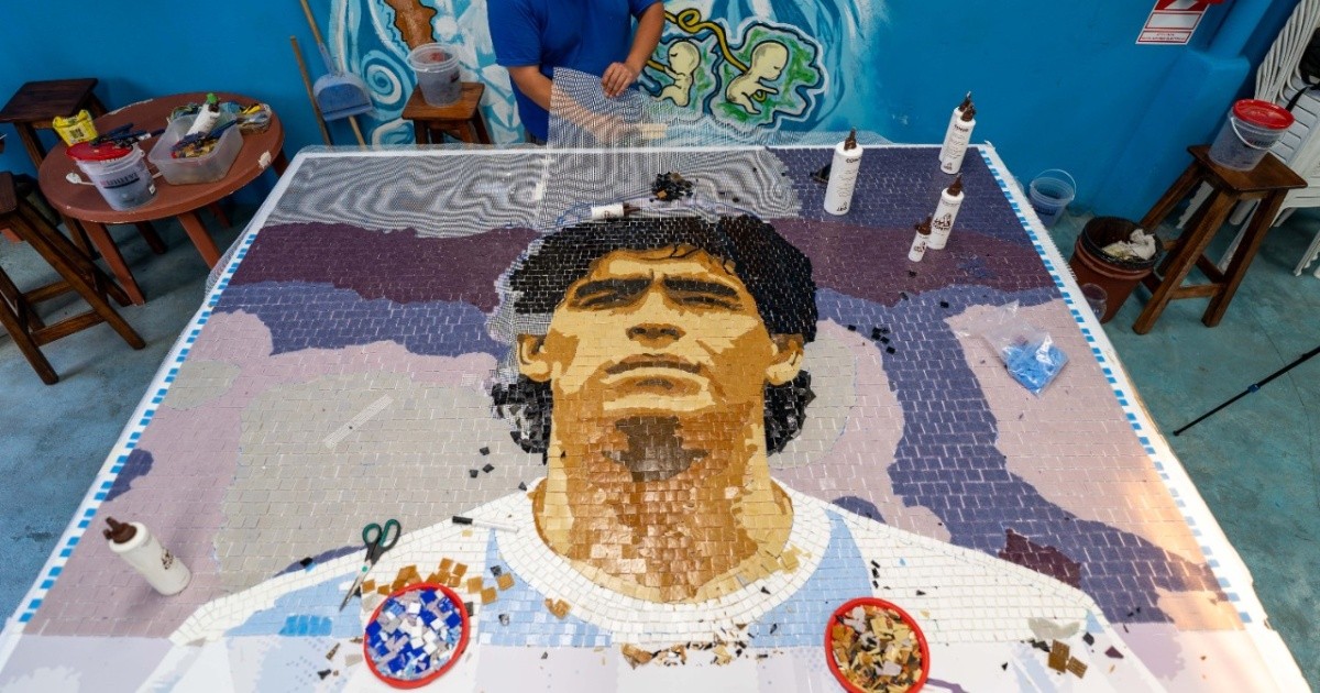 Inauguraron un mural de Diego Maradona hecho con puramente con venecitas