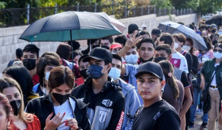 Largas filas de jóvenes para vacunarse contra Covid-19 en Culiacán