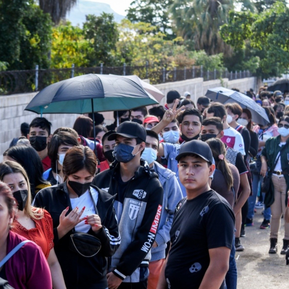 Largas filas de jóvenes para vacunarse contra Covid-19 en Culiacán