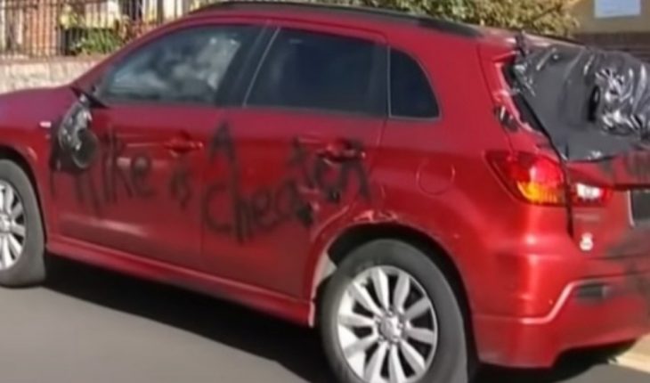 Mujer destroza el auto equivocado por al intentar vengarse de su pareja