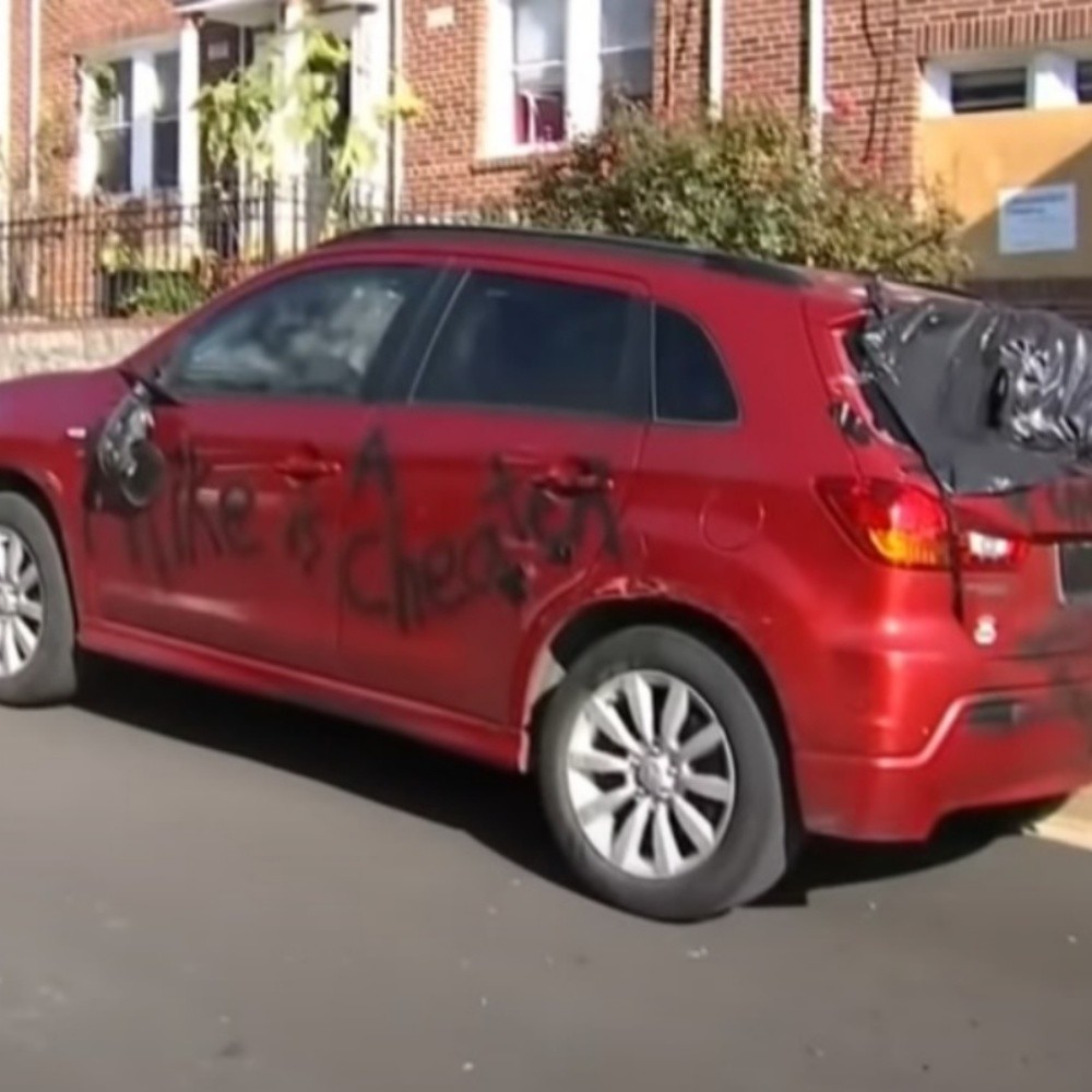 Mujer destroza el auto equivocado por al intentar vengarse de su pareja