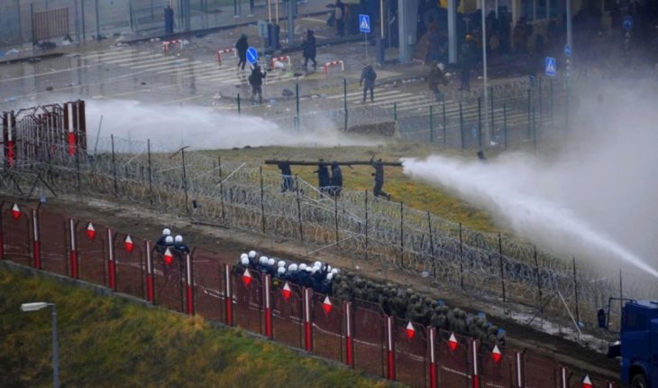 Polonia: la Policía usa tanques de agua y gas lacrimógeno sobre refugiados