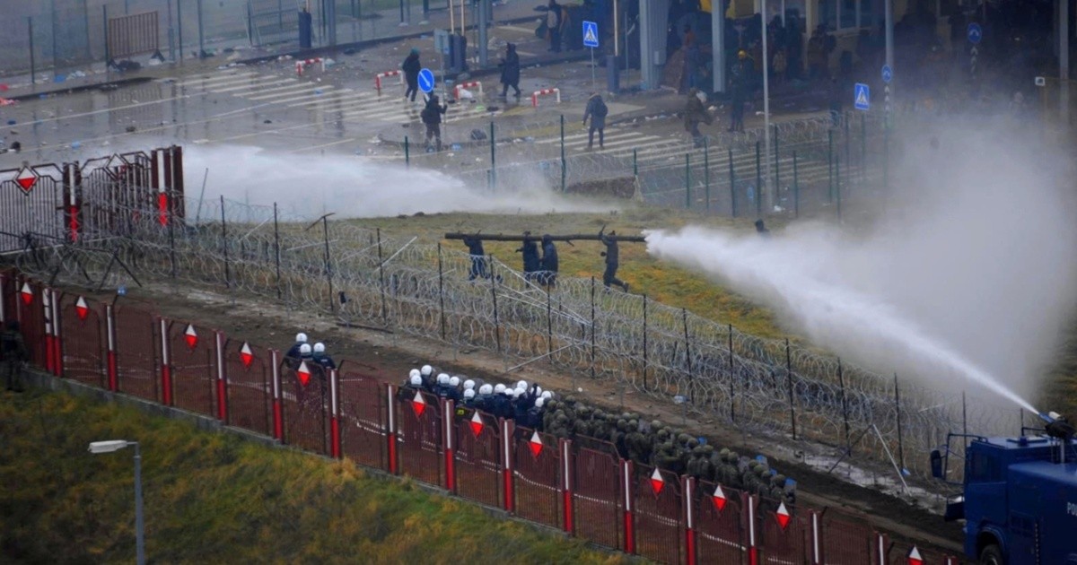 Polonia: la Policía usa tanques de agua y gas lacrimógeno sobre refugiados