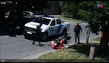 Video: Policías atropellaron a un chico que iba en moto porque no paró en un control